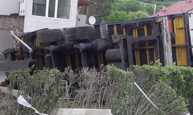 Fotók: Solymáron kamion rontott egy udvarba, hatalmas a dugó a 10-esen