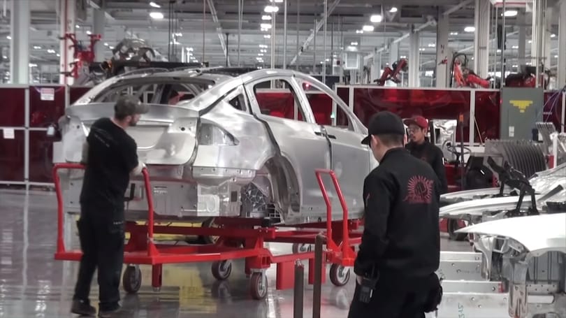 Ilyen a Tesla-gyár belülről, videó