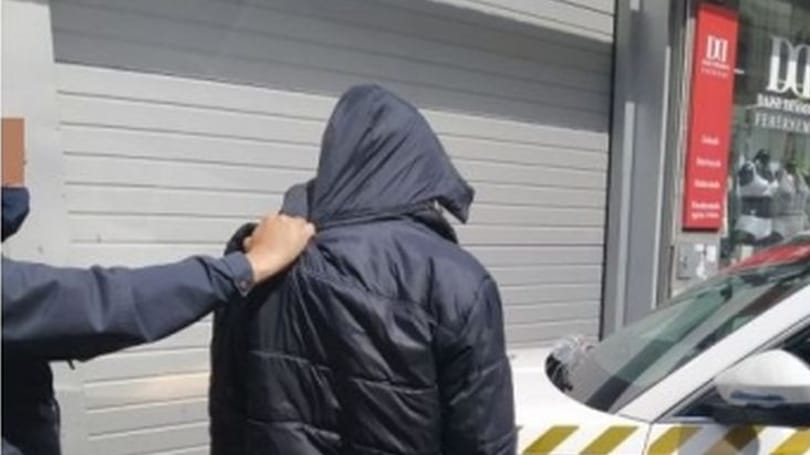 Minden ok nélkül tarkón vágott egy férfi egy várandós nőt Győrben