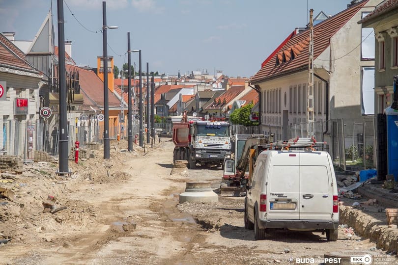 A föld alatt is felforgatták Budát a fonódó villamoshálózat miatt – fotók