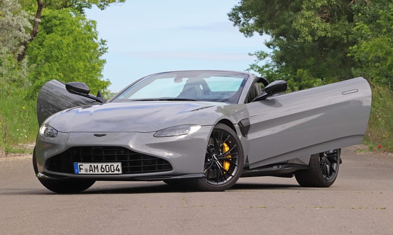 Hattyúdal helyett hattyúajtó: meghajtottuk a 75 millió forintos Aston Martin Vantage roadstert