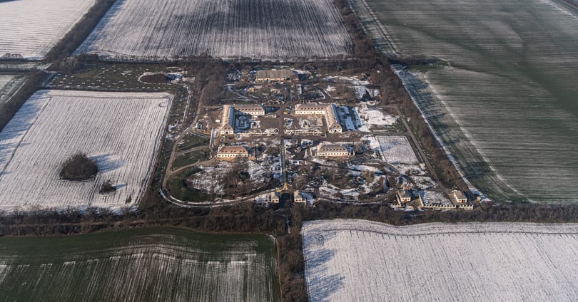 Friss képek a hatvanpusztai Orbán-birtokról: kész a két üvegház alapja, feltűnt egy girland is