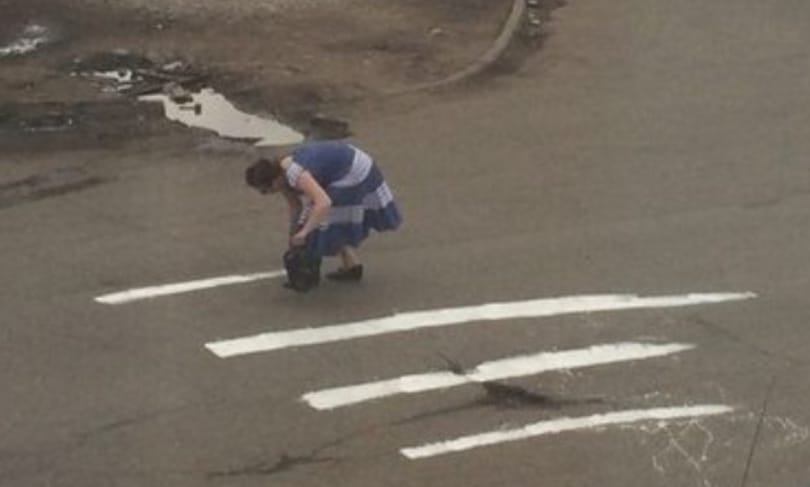 A nap hőse az idős néni, aki zebrát festett az útra