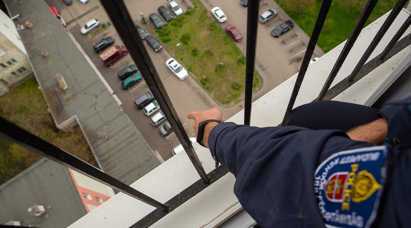 A 14. emeletről ugrott volna le, megmentették a zuglói rendőrök