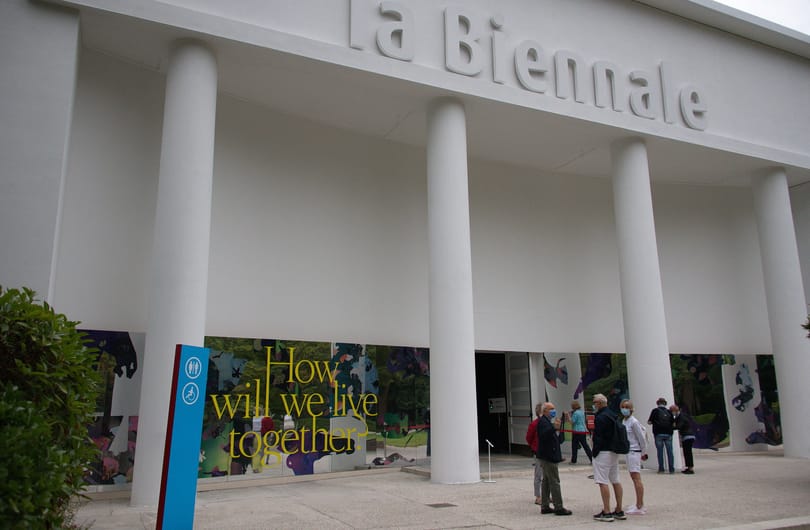 Nem a rekorddöntő felhőkarcolók jegyében zajlik a Velencei Építészeti Biennálé – Képgaléria