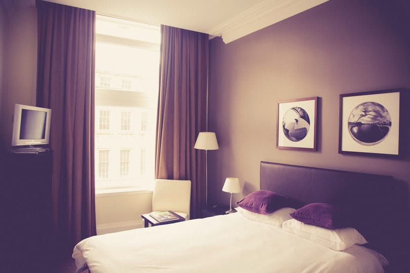 Hiba vagy gátlástalan vajnatímeázás? Lopott lehet a ferihegyi hotel reklámzenéje