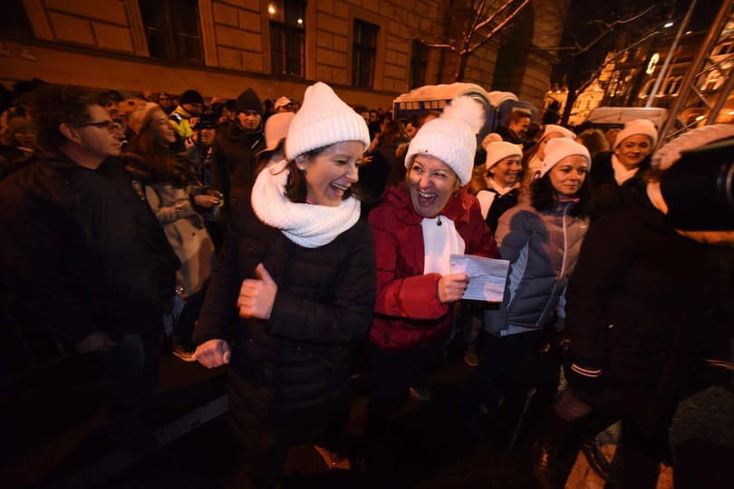 A fehérsapkás magyarokkal mutatja be a Guardian a populizmus elleni mozgalmat