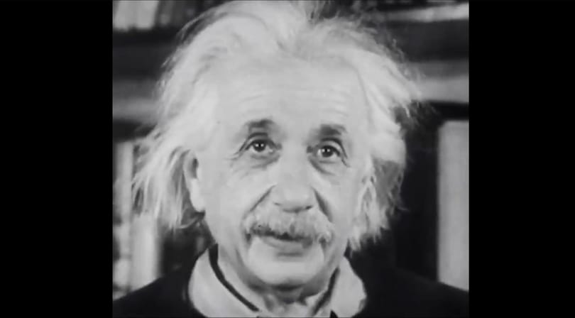 Előkerült egy videó, amin Einstein a leghíresebb képletét magyarázza