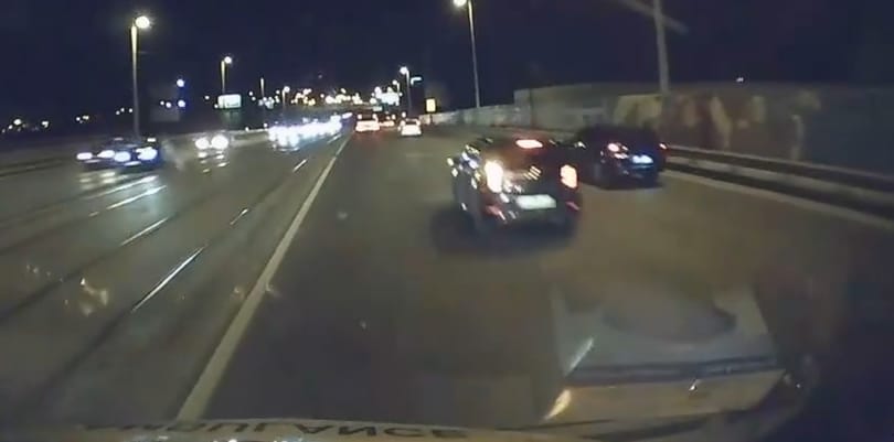 Videó: Bevágott autójával a mentő elé, összetörte, majd meg sem állva ment tovább