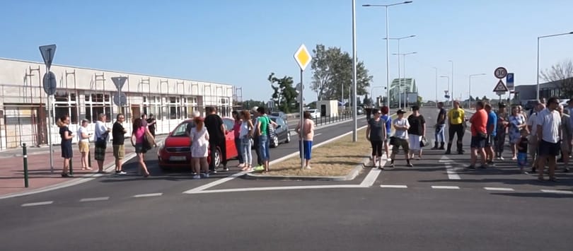 Tüntetők zárták le a szlovák-magyar határt Komáromnál