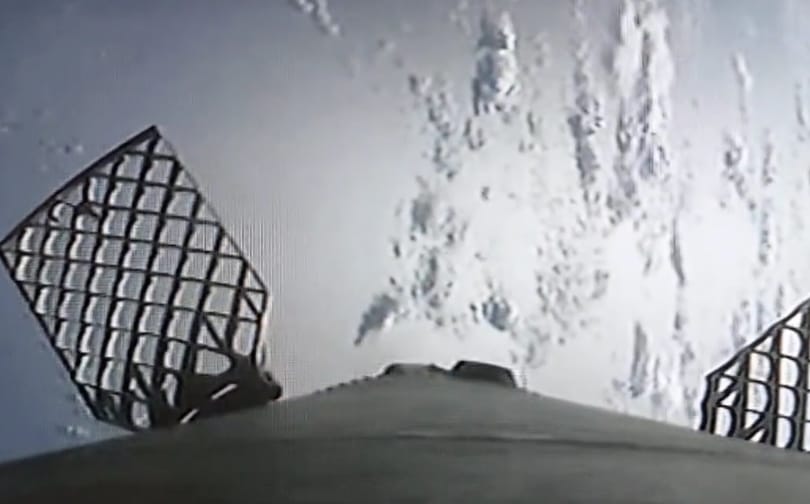 Élő adásban repült el egy UFO Elon Musk rakétája mellett