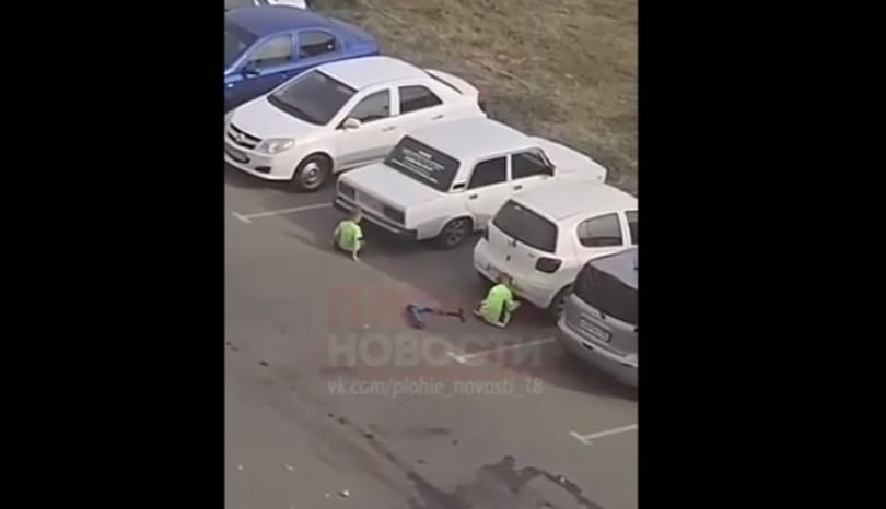Krumplival tömítették el a kipufogókat rosszcsont gyerekek Olaszországban