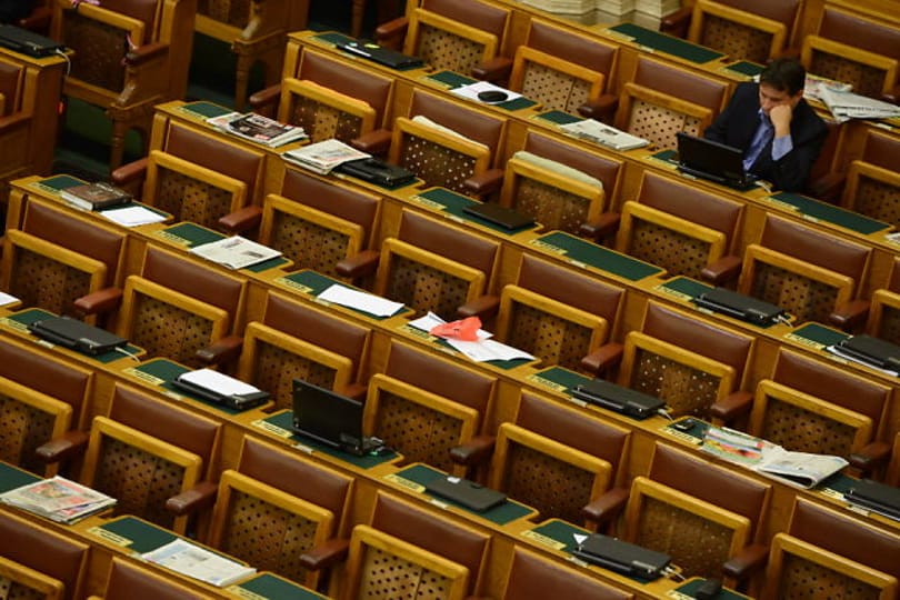 A parlamenti ellenzék még a néhány ziccerét is kihagyja