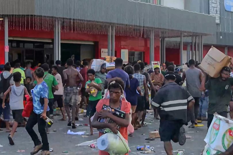 Fosztogatásba és gyújtogatásba torkolltak a halálos zavargások Pápua Új-Guineában – videók