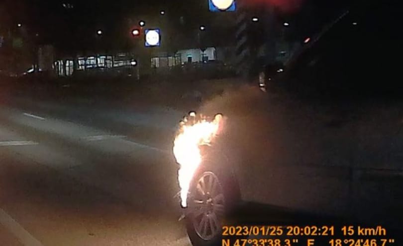 Lángra kapott Volvo érkezett a piroshoz, majd továbbhajtott Tatabányán – videó