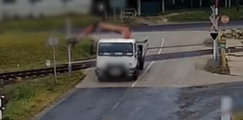 Elfelejtette lehajtani a darut, letarolta a vasúti átjárót egy teherautós Sopronnál – videó
