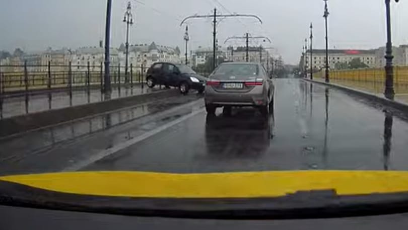 A Margit híd vizes útszakaszán piruettezett egy autó – videó