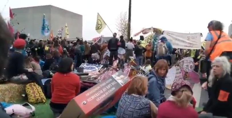 Magyarok is vannak a londoni Waterloo híd klímatiltakozó lezárásánál – videó