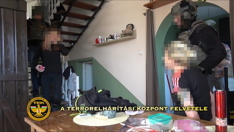 A TEK menekített ki egy 12 éves kislányt, akit az anyja tartott fogva Zala megyében – videó