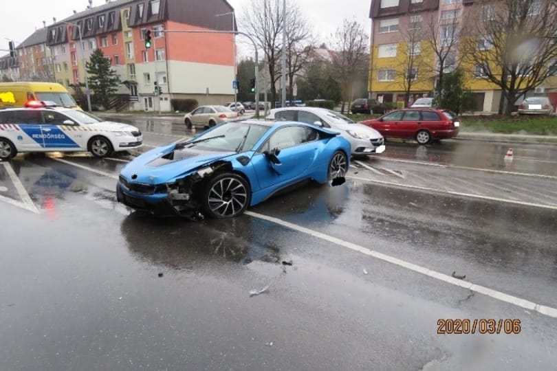 Részegen törte össze ivócimborája BMW i8-asát