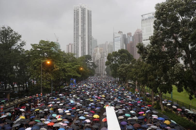 Százezrek tüntetnek Hongkongban, a szomszédos Sencsenben pedig gyakorlatoznak a katonák