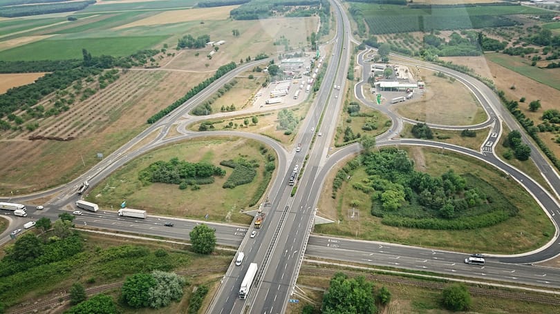 Komoly: kamion és erdő is ég az M5-ösön