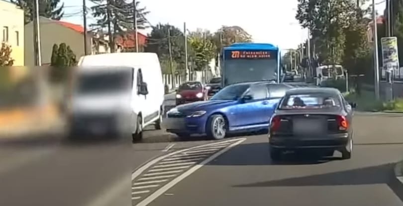 Videón, ahogy egy BMW lassítás nélkül furgonba hajt Budapesten
