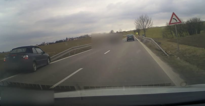 Úgy repült le a kocsi az útról, ahogy a filmekben szokás – videó