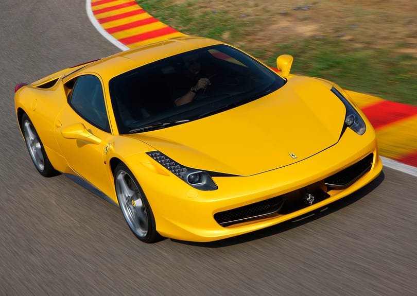 Ferrari-szalon nyílik a Bank Centerben