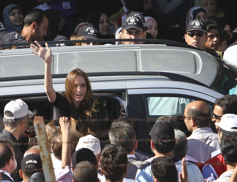 Újabb fotók Angelina Jolie mammutos látogatásáról