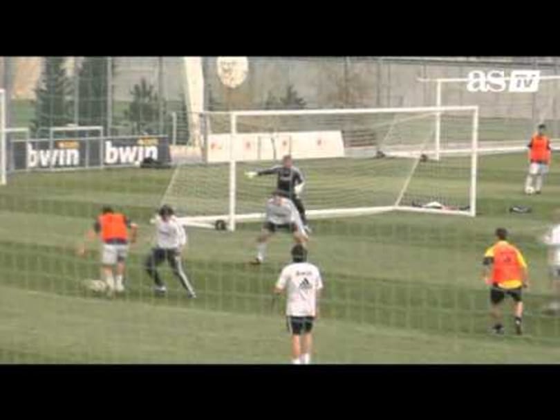 Videó: Mourinho kapuskesztyűt húzott
