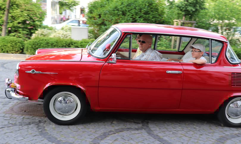 Körbefotóztuk a kézimunkával összeszerelt gyönyörű Skoda kupét, most itt van a Balatonnál
