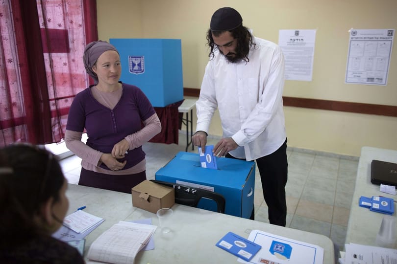 Izrael sorsdöntő választásokra készül, fej-fej mellett a két fő erő