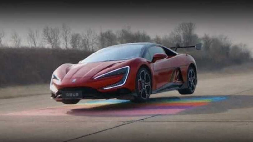 Képes átugrani egy szöges akadályt is a BYD 1287 lóerős szupersportkocsija – videó