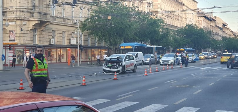 Pizzafutár-autó ütközött össze egy mentővel a Nyugatinál