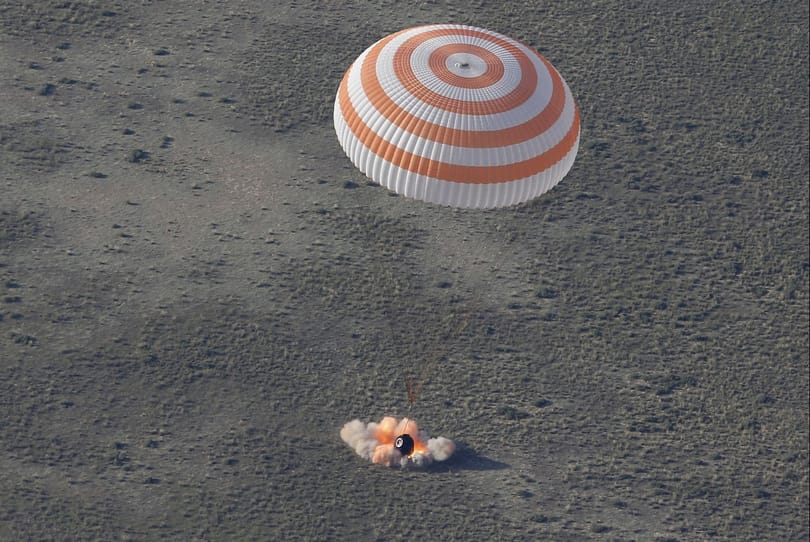 Fegyvert kapnak ismét az orosz űrhajósok