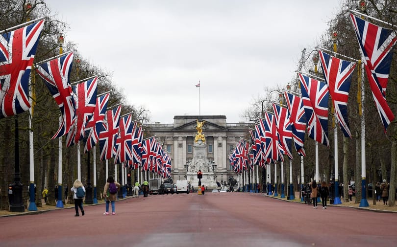 Kicsempészte, majd eBayen eladta a Buckingham-palota milliós műtárgyait