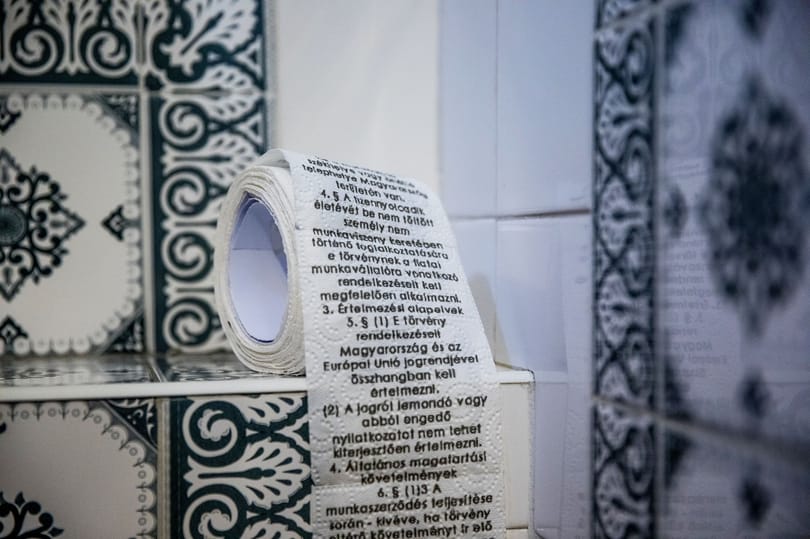 Meghekkelték a vécépapírt a parlamenti mosdóban - fotó