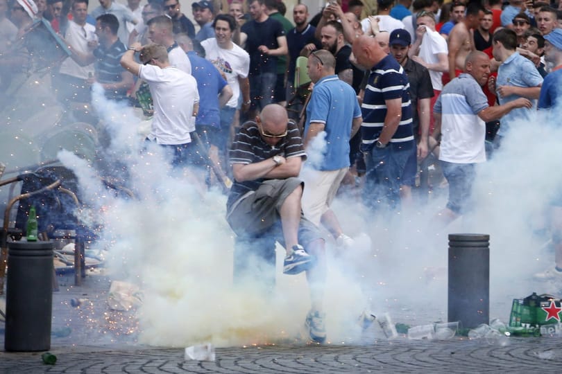 Videó: A stadionban lőtték jelzőrakétával az oroszok az angolokat