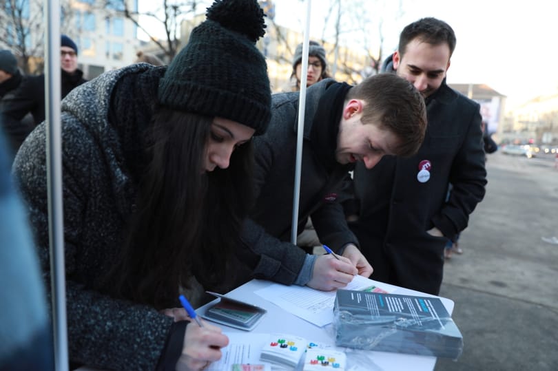 Felrúgták a NOlimpiások standját a Jászai Mari téren
