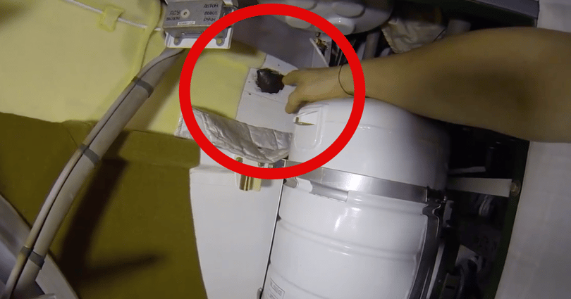 Videó: az orosz űrhajós megmutatta, hogyan néz ki a befoltozott lyuk a Nemzetközi Űrállomáson