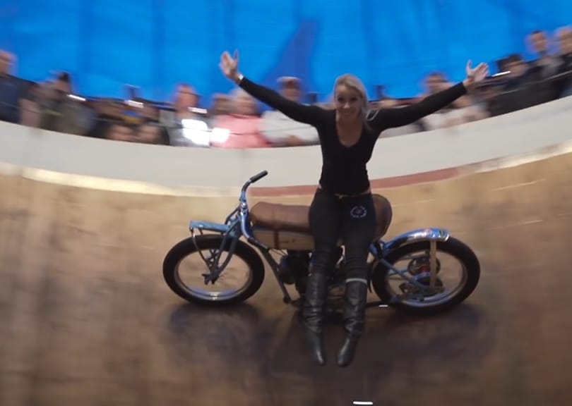 Úgy motorozik a falon ez a szőke hölgy, mintha bárki tudna ilyet – videó