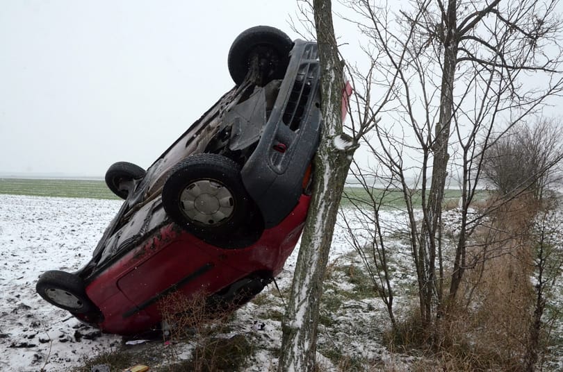 Durva fotók: szinte fennakadt a fán a Renault a 46-oson
