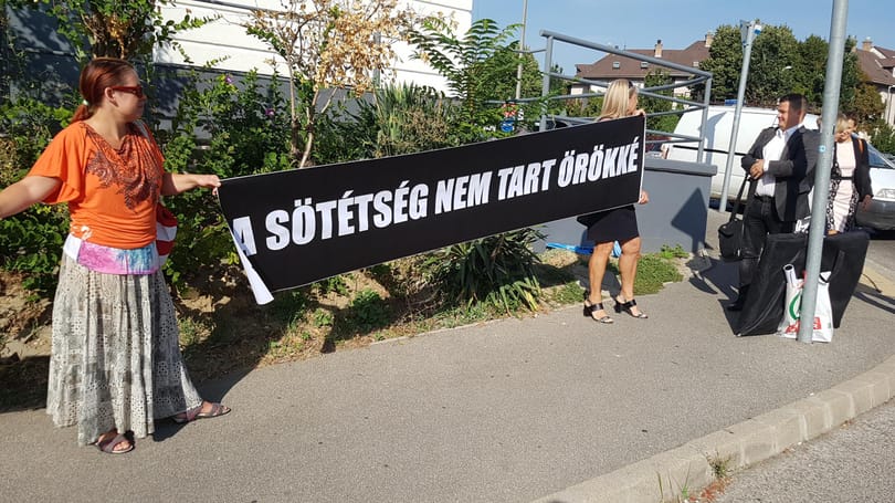 Maroknyi ellentüntető várja Orbánt Pécsen