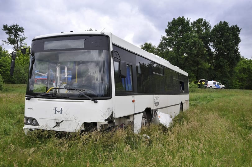 Így tört össze a szántóföldre sodródott Volán-busz – fotók