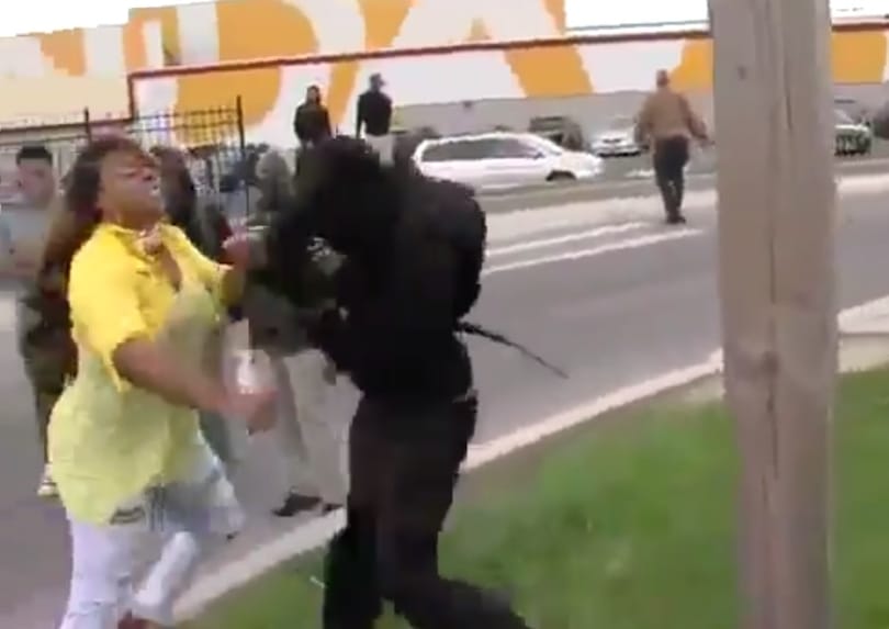Videó: Anyja rángatta haza a zavargásra induló fiút Baltimore-ban