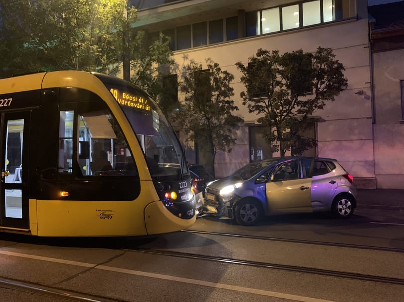 Autóval ütközött a 19-es villamos