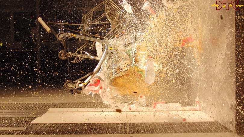 117,8 km/h-ra gyorsították a teli bevásárlókocsit, ez lett a vége – videó