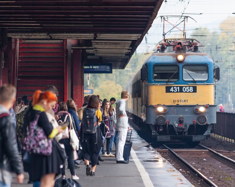 Bő fél órát állt az intercity, mire a MÁV bármit is mondott