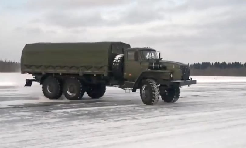 Ki mondta, hogy egy hatkerekűvel ne lehetne driftelni? Videó
